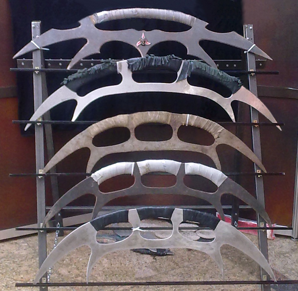 Klingon bat'leths at the Khemorex Klinzhai booth at FedCon